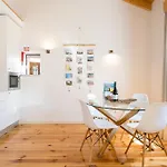 Lisbons Foodie District, Walk To Time Out Market Apartamento